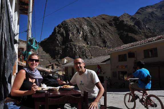Café da manhã com vista para as incríveis ruínas de Ollantaytambo, no Valle Sagrado, perto de Cusco, no Peru